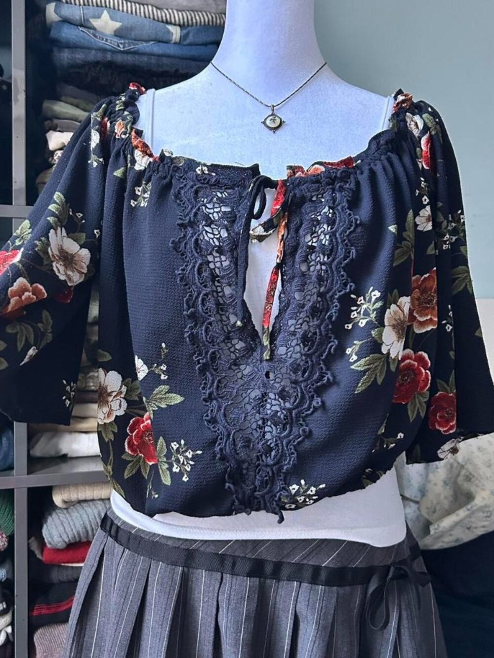 Paper Heart Cropped Floral Top sz L